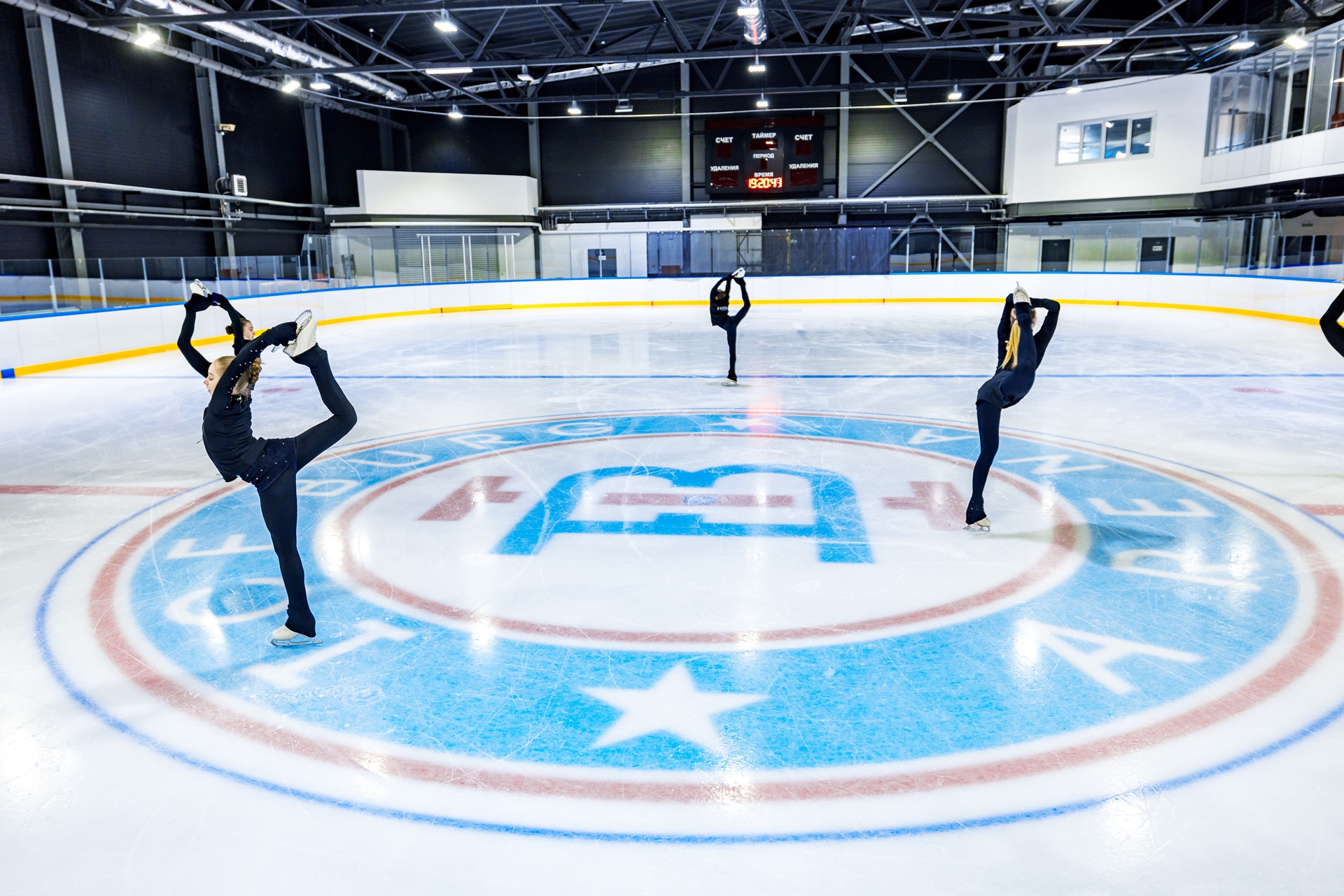 Массовое катание в СПб на коньках | ICEBURG ARENA